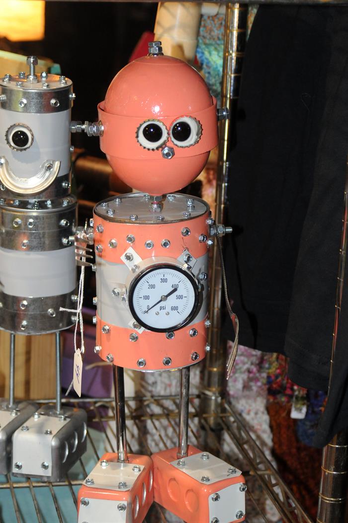 Esculturas con apariencia de robots.