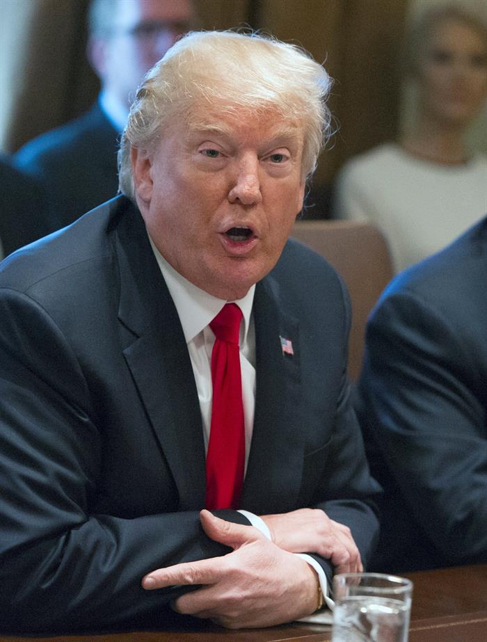Donald Trump, prometi&oacute; hoy de nuevo "echar un buen vistazo" a las leyes de difamaci&oacute;n de Estados Unidos.