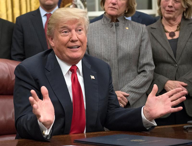 Donald Trump, se preguntó hoy si los demócratas y su rival en las elecciones de 2016 Hillary Clinton "también pagaron a los rusos".