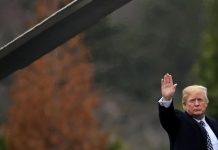Trump llega a su "Casa Blanca de invierno" en Florida en medio de la polémica Donald Trump llegó al Aeropuerto Internacional de Palm Beach desde donde se dirigió a su residencia de invierno Mar-a-Lago.