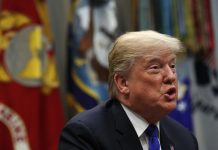 Trump, se reafirmó hoy en su posición de que cualquier solución migratoria para los miles de jóvenes indocumentados conocidos como "soñadores" debe ir acompañada de fondos para el muro con México.