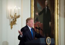 Donald Trump propuso al Congreso una reforma migratoria que permitiría acceder a la ciudadanía a 1,8 millones de indocumentados que llegaron a EE.UU. de niños a cambio de 25.000 millones de dólares para construir el muro y reforzar la seguridad fronteriza.