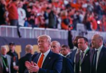 Trump asiste a la final de liga universitaria de fútbol en medio de polémica Donald J. Trump asiste al juego del Campeonato Nacional de Fútbol Colegial entre la Universidad de Alabama y la Universidad de Georgia.
