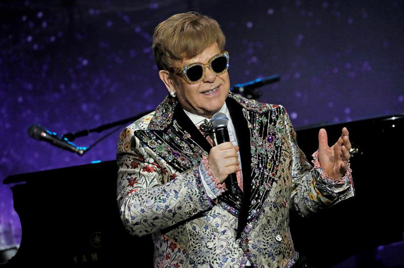 "El pr&iacute;ncipe Enrique est&aacute; totalmente enamorado" de su prometida, Meghan Markle, dijo el cantante Elton John.