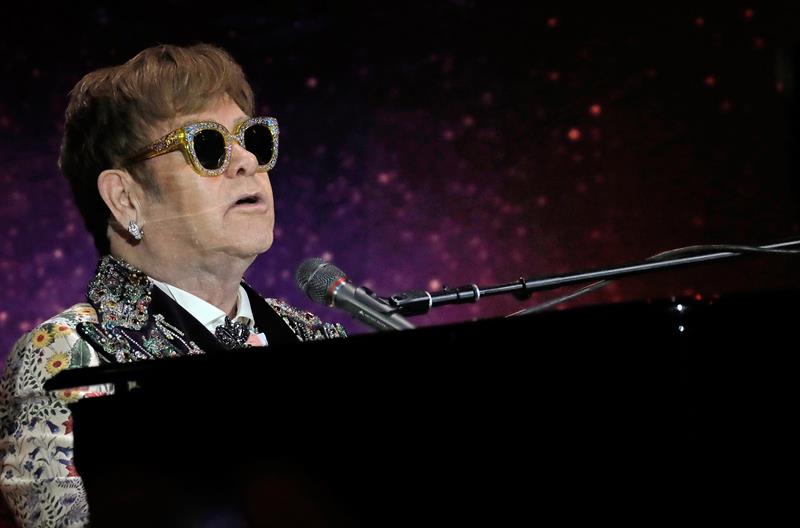 El cantante y compositor ingl&eacute;s Elton John act&uacute;a durante una rueda de prensa en Nueva York.