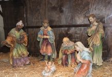 La visita de los tres sabios, magos o reyes de Oriente para adorar al Niño Jesús, que se celebra cada 6 de enero, está representada en la mayoría de nacimientos o pesebres de los hogares cristianos alrededor del mundo.