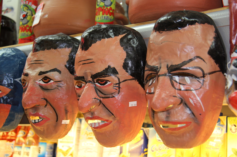 Las caretas para los a&ntilde;os viejos y disfraces para los bailes de fin de a&ntilde;o son una tradici&oacute;n ecuatoriana y entre ellas se reconocen a los pol&iacute;ticos que son quemados al ritmo de las doce campanadas con las que termina el a&ntilde;o.