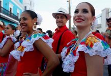 Un grupo artístico participa durante la inaguración de las Fiestas de la Calle San Sebastián en San Juan (Puerto Rico)