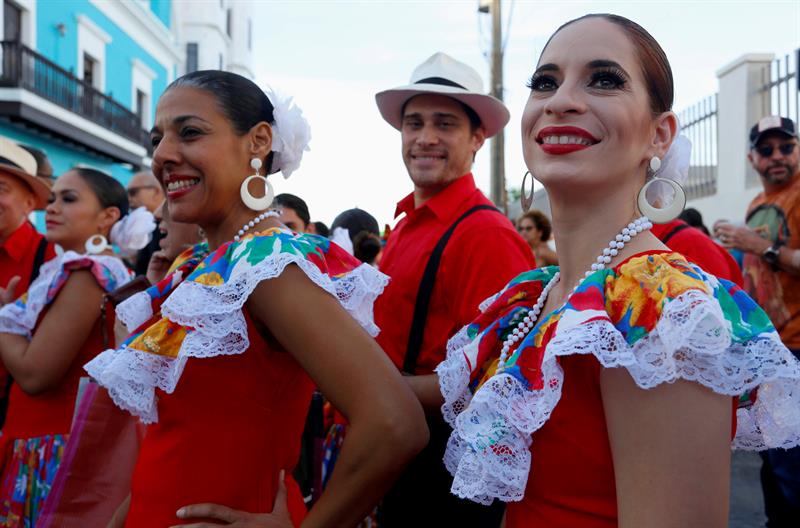  Un grupo art&iacute;stico participa durante la inaguraci&oacute;n de las Fiestas de la Calle San Sebasti&aacute;n en San Juan (Puerto Rico) 