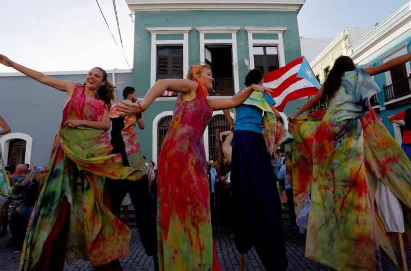 Un grupo de asistentes en zancos desfila durante la inaguraci&oacute;n de las Fiestas de la Calle San Sebasti&aacute;n, en San Juan (Puerto Rico)