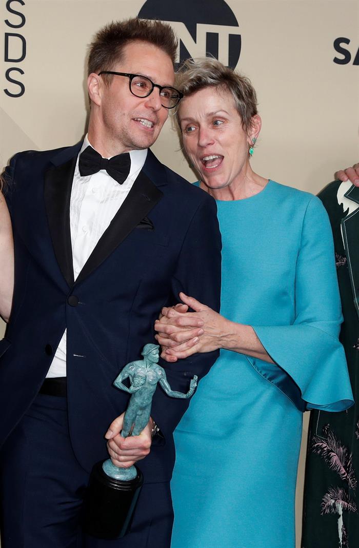 "Three Billboards Outside Ebbing, Missouri", una comedia negra sobre los intentos de una madre de que se haga justicia a su hija asesinada, se alz&oacute; con la victoria en las categor&iacute;as de mejor reparto de pel&iacute;cula, mejor actriz (Frances McDormand) y mejor actor de reparto (Sam Rockwell).
