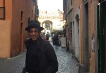Giancarlo Esposito celebra los 10 años de "Breaking Bad" con un taquillazo Giancarlo Esposito, el actor que encarnó a Gus Fring, el icónico villano de "Breaking Bad". (foto twitter @quiethandfilms)