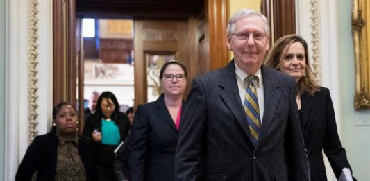El líder de la mayoría republicana en el Senado, Mitch McConell (c), en el Capitolio estadounidense en Washington D.C