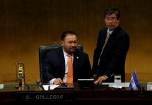 El presidente del congreso salvadoreño, Guillermo Gallegos (i),