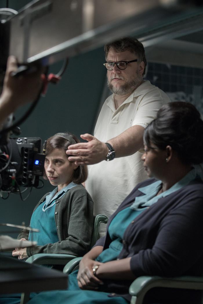 Fotograf&iacute;a sin fechar cedida por Twentieth Century Fox muestra al director y productor mexicano Guillermo del Toro (c) mientras dirige a las actrices Sally Hawkins (i) y Octavia Spencer (d), durante el rodaje de su aclamada cinta "The Shape of Water". 