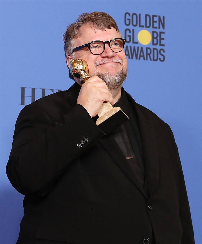 Guillermo del Toro es galardonado con el premio al mejor director por 'The Shape of Water' en la sala de prensa durante la ceremonia número 75 de los Golden Globe Awards en el Beverly Hilton Hotel en Beverly Hills, California.