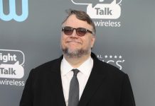 Guillermo del Toro posa a su llegada a la 23 edición de los Premios de la Crítica en el Barker Hanger en Santa Mónica, California.