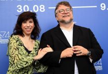 Guillermo del Toro junto la actriz británica Sally Hawkins durante la presentación de su película "La forma del agua" en el Festival de Venecia, en Italia, el 31 de agosto de 2017.