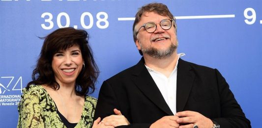 Guillermo del Toro junto la actriz británica Sally Hawkins durante la presentación de su película "La forma del agua" en el Festival de Venecia, en Italia, el 31 de agosto de 2017.
