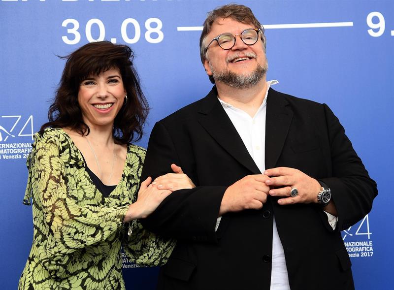 Guillermo del Toro junto la actriz británica Sally Hawkins durante la presentación de su película "La forma del agua" en el Festival de Venecia, en Italia, el 31 de agosto de 2017.