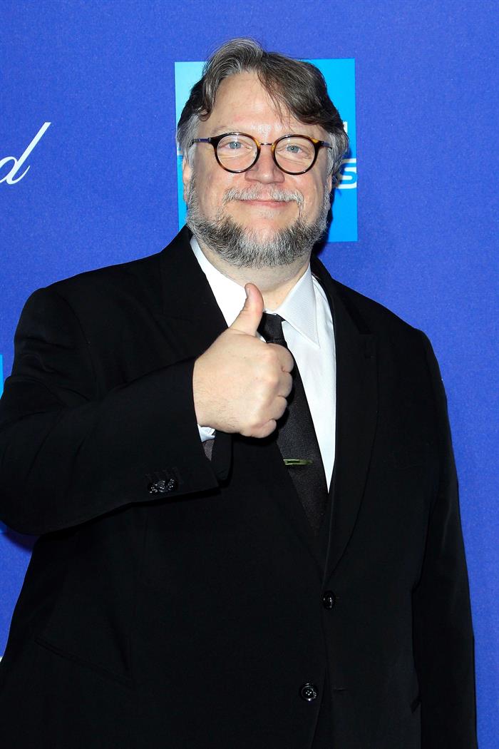 El director mexicano Guillermo Del Toro posa para los fot&oacute;grafos a su llegada a la 29&ordm; edici&oacute;n del Festival de cine de Palms Springs, en California, Estados Unidos, 2 de enero de 2017.