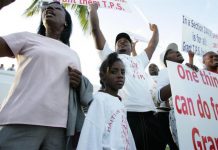 Varios centenares de haitianos se congregaron hoy cerca de Mar-a-Lago. (foto twitter)