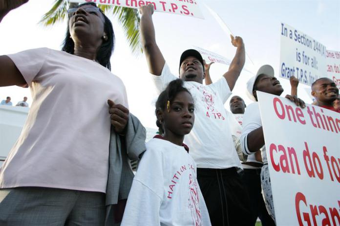 Varios centenares de haitianos se congregaron hoy cerca de Mar-a-Lago. (foto twitter)