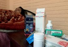 Una mujer con problemas de hipocondriasis toma un descanso en una clínica en Ciudad de México.
