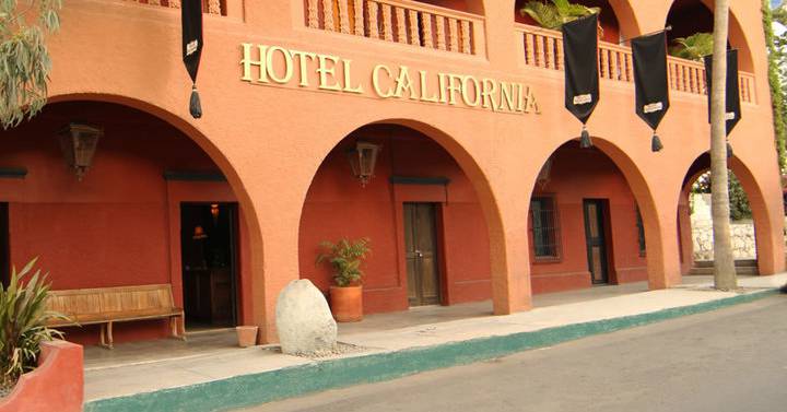 El grupo Eagles y los propietarios de un hotel mexicano acordaron poner fin a una demanda que present&oacute; la banda en mayo del a&ntilde;o pasado por un presunto uso ileg&iacute;timo del nombre "Hotel California", que da t&iacute;tulo a su canci&oacute;n m&aacute;s famosa. (foto twitter)