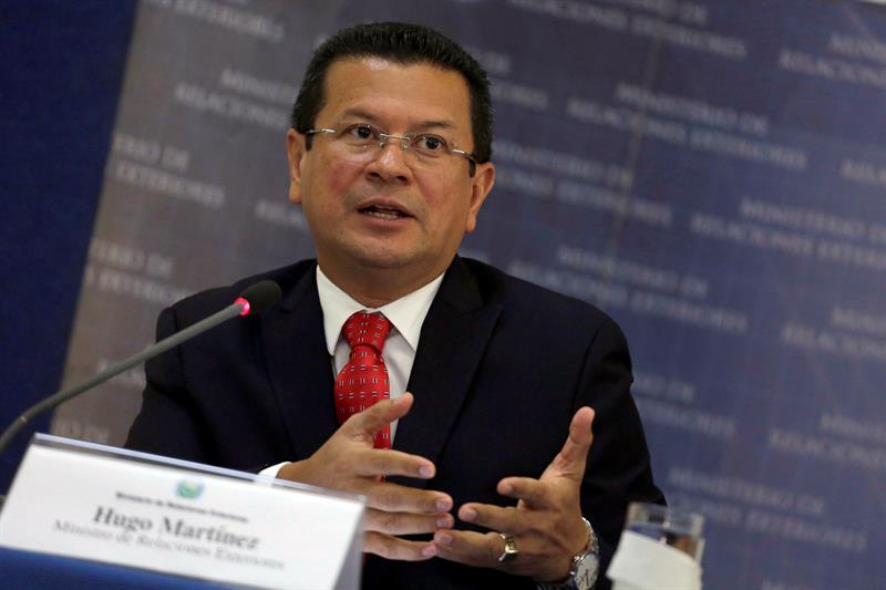 El canciller salvadore&ntilde;o, Hugo Mart&iacute;nez, habla durante una entrevista hoy, lunes 8 de enero de 2018, en San Salvador (El Salvador). 