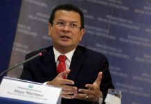 El canciller salvadoreño, Hugo Martínez, habla durante una entrevista hoy, lunes 8 de enero de 2018, en San Salvador (El Salvador).