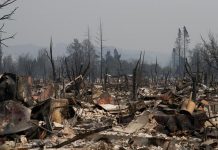 Vista general de varias viviendas destruidas por un incendio en Santa Rosa, California