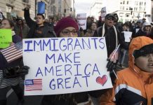 Congreso extiende crisis de inmigración con promesas vacías Una mujer sostiene un cartel en el que se lee: "Los inmigrantes hacen grande a Estados Unidos", durante una marcha realizada en apoyo al evento "Un Día Sin Inmigrantes".