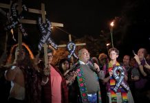 Jesuita hondureño califica de "hipócrita" a Estados Unidos por apoyar a Hernández Ciudadanos sostienen cruces frente a la embajada de Estados Unidos, en Tegucigalpa durante una vigilia en honor a los muertos durante las protestas un supuesto fraude en los comicios de noviembre de 2017.