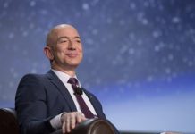 Jeff Bezos, y su esposa, la novelista MacKenzie Bezos, donarán 33 millones de dólares para financiar la educación universitaria de 1.000 "soñadores". (foto twitter)