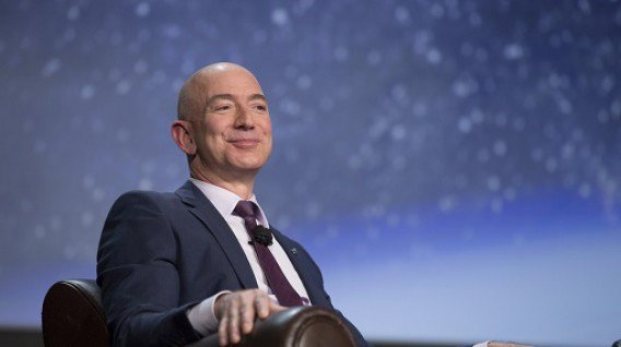 Jeff Bezos, y su esposa, la novelista MacKenzie Bezos, donar&aacute;n 33 millones de d&oacute;lares para financiar la educaci&oacute;n universitaria de 1.000 "so&ntilde;adores". (foto twitter)