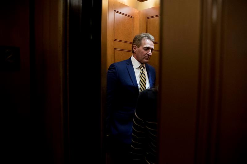 El senador republicano Jeff Flake crítico hoy con vehemencia a Donald Trump, en un discurso en el pleno de la Cámara Alta.