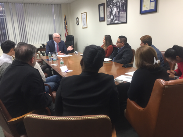 El Presidente del Caucus Dem&oacute;crata, Joe Crowley, Organiza Mesa Redonda con Grupos de Derechos de Inmigrantes