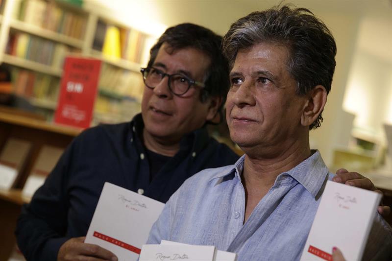 Los hijos del poeta salvadore&ntilde;o Roque Dalton, Jorge (i) y Juan Jos&eacute; Dalton, durante la presentaci&oacute;n de la antolog&iacute;a "Hace Fr&iacute;o Sin Ti", una compilaci&oacute;n de poemas de amor escritos por su padre, en San Salvador.