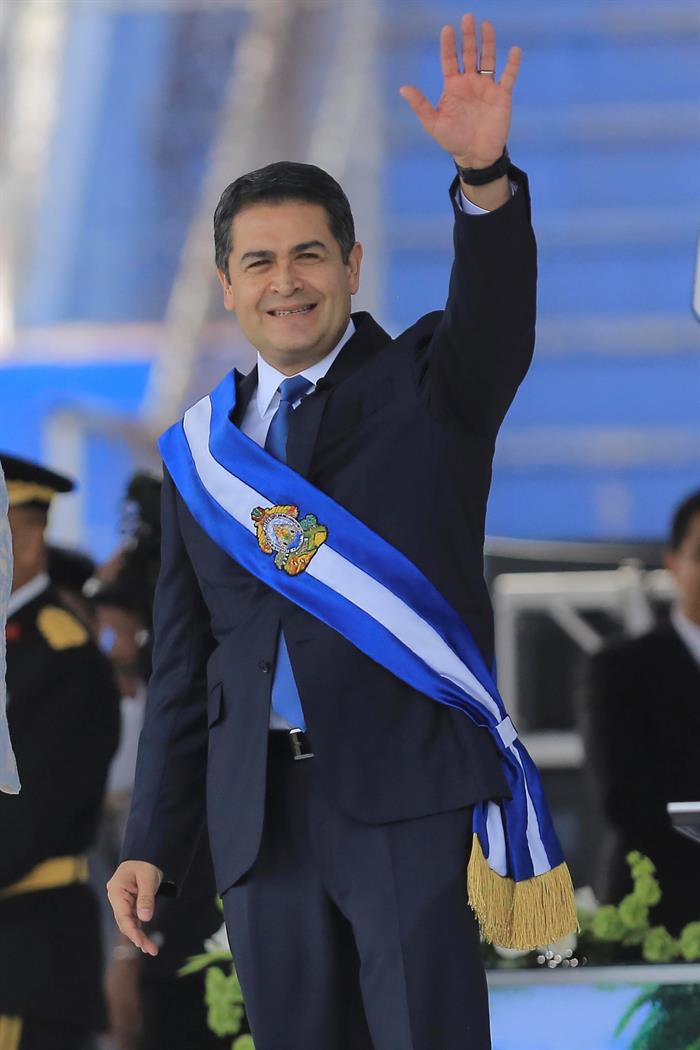 El presidente de Honduras, Juan Orlando Hernández, saluda a los asistentes durante la toma de posesión del cargo como presidente de Honduras.