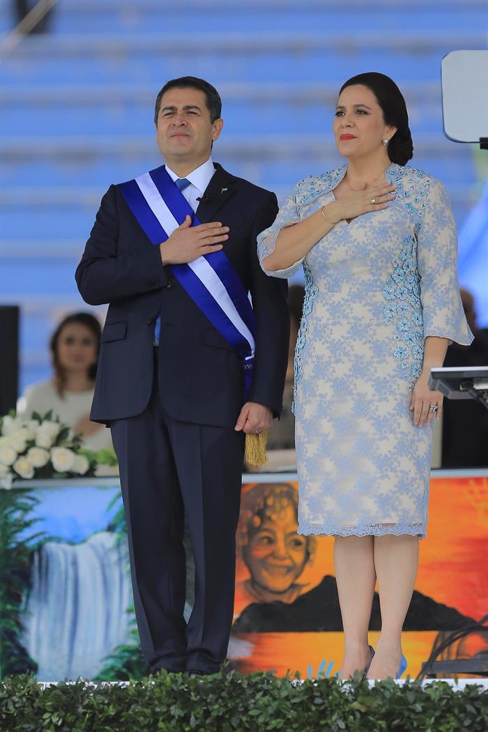Juan Orlando Hernández (i), y la primera dama de la nación, Ana García (d), participan en la toma de posesión del cargo como presidente de Honduras.