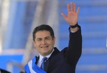 El presidente de Honduras, Juan Orlando Hernández, saluda a los asistentes durante la toma de posesión del cargo como presidente de Honduras.