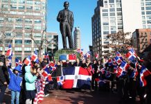 Cónsul Carlos Castillo encabezó ofrenda floral a Juan Pablo Duarte en el 205 aniversario de su nacimiento El cónsul general Carlos Castillo, al centro, se dirige a los asistentes al acto en el que se le rindió tributo con una Ofrenda Floral al patricio Juan Pablo Duarte
