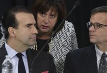 Jose Carrion, junto a la directora ejecutiva Natalie Jaresko y el miembro David A. Skeel de la Junta de Supervisión Fiscal de Puerto Rico. (foto twitter @VoceroPR)