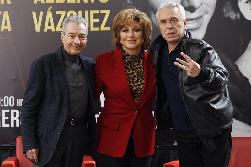 Los cantantes mexicanos César Costa, Angélica María y Enríque Guzmán.