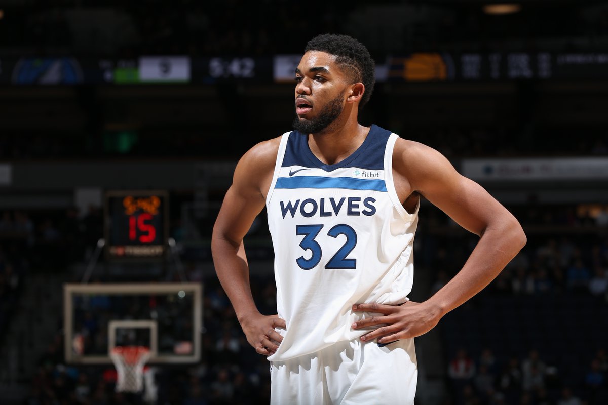 Karl Anthony Towns lleg&oacute; a siete partidos consecutivos, incluyendo los seis disputados en lo que va de enero, que los acab&oacute; con un doble-doble, y volvi&oacute; a ser el latinoamericano m&aacute;s destacado en la jornada de la NBA. (foto twitter @KarlTowns)