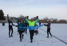 Kevin Follet y a sus acompañantes tras completar la meta de correr 160.000 kilómetros.