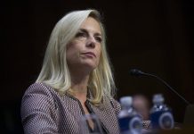 Secretaria de Seguridad Nacional niega que Trump dijera "países de mierda" La secretaria de Seguridad Nacional de EE.UU., Kirstjen Nielsen, testifica antes de una audiencia ante el Comité Judicial del Senado sobre la supervisión del Departamento de Seguridad Nacional de los Estados Unidos