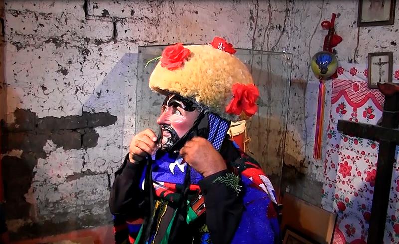 Una leyenda oral da vida al personaje del parachico, que ataviado con un sarape (frazada) multicolor, una máscara de madera y una sonaja.