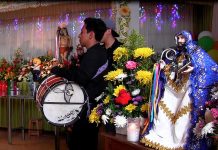 Un joven mientras participa en el tradicional baile de parachicos, en el poblado de Chiapa de Corzo.